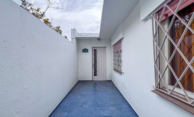 PH 3 ambientes, con patio y parrilla, centro.