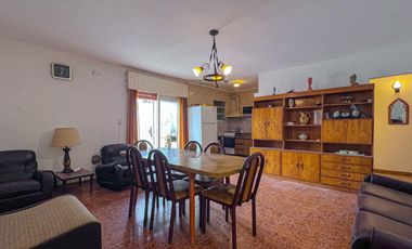 PH 3 ambientes, con patio y parrilla, centro.