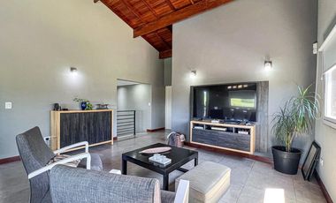 VENTA CASA 6 AMBIENTES SIERRA DE LOS PADRES PILETA
