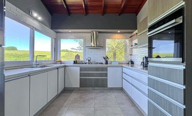 VENTA CASA 6 AMBIENTES SIERRA DE LOS PADRES PILETA