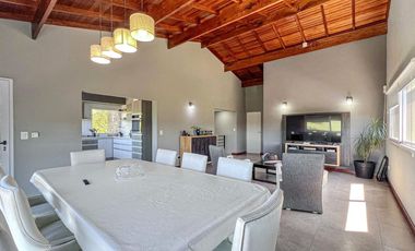 VENTA CASA 6 AMBIENTES SIERRA DE LOS PADRES PILETA