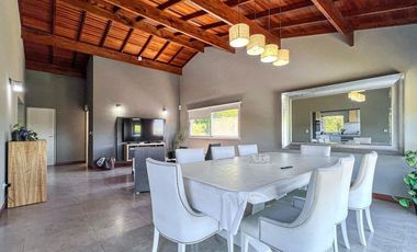 VENTA CASA 6 AMBIENTES SIERRA DE LOS PADRES PILETA