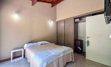VENTA CASA 6 AMBIENTES SIERRA DE LOS PADRES PILETA