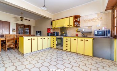 VENTA CASA 4 DORMITORIOS QUINCHO PILETA CENTRO