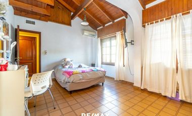 VENTA CASA 4 DORMITORIOS QUINCHO PILETA CENTRO