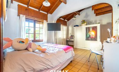 VENTA CASA 4 DORMITORIOS QUINCHO PILETA CENTRO