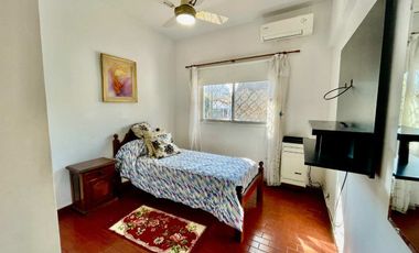 VENTA CASA MULTIFAMILIAR JARDIN Y COCHERA WILDE