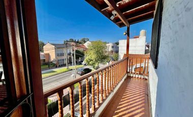 VENTA CASA MULTIFAMILIAR JARDIN Y COCHERA WILDE
