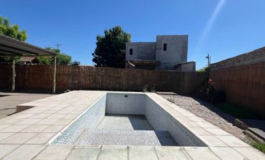 CASA CON PISCINA, BARRIO ROSA MOSQUETA, GUAYMALLÉN