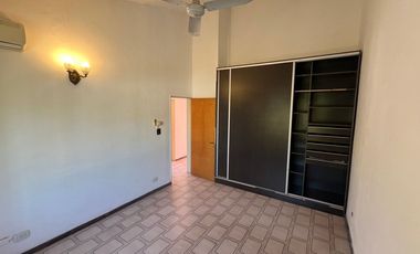 CASA EN VENTA 4 DORM.+ DTO. B° RIVADAVIA V. MARIA