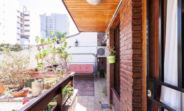 IMPONENTE CASA 3 PLANTAS C/ ASCENSOR Y DPTO INDEP