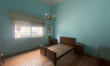 ¡CASA EN ESQUINA A REFACCIONAR - FOT 3 + SÓTANO!