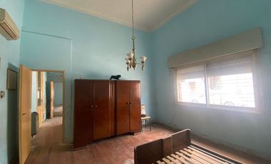 ¡CASA EN ESQUINA A REFACCIONAR - FOT 3 + SÓTANO!