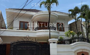 Rumah Cantik Dengan Taman Asri Di Menteng