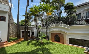 Rumah Cantik Dengan Taman Asri Di Menteng