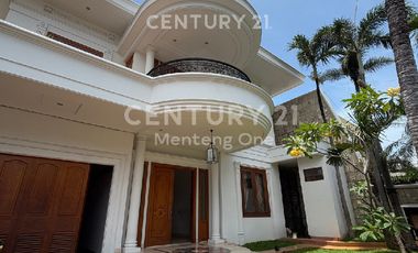 Rumah Cantik Dengan Taman Asri Di Menteng