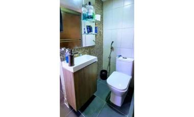 SE VENDE HERMOSA CASA TRES NIVELES SEMI AMOBLADA CON  4REC/300MTS