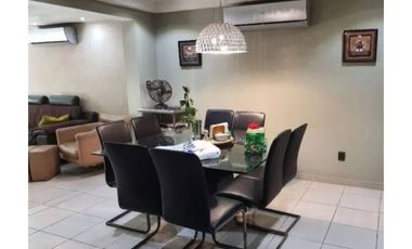 SE VENDE HERMOSA CASA TRES NIVELES SEMI AMOBLADA CON  4REC/300MTS