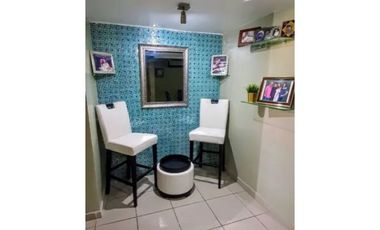 SE VENDE HERMOSA CASA TRES NIVELES SEMI AMOBLADA CON  4REC/300MTS
