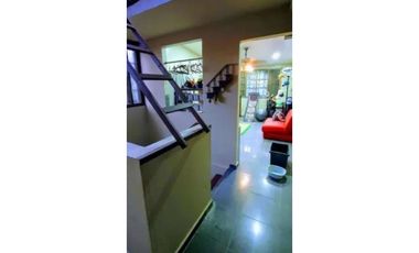 SE VENDE HERMOSA CASA TRES NIVELES SEMI AMOBLADA CON  4REC/300MTS