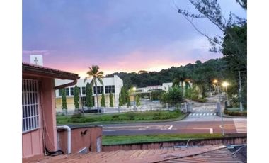 SE VENDE HERMOSA CASA TRES NIVELES SEMI AMOBLADA CON  4REC/300MTS