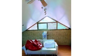 SE VENDE HERMOSA CASA TRES NIVELES SEMI AMOBLADA CON  4REC/300MTS