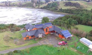 Gran y hermosa casa en Chiloé con vista al mar, orilla y piscina techada