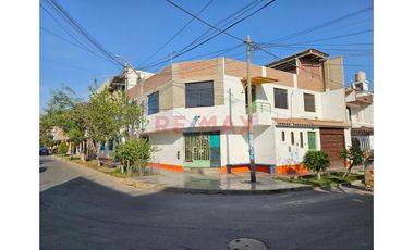 Venta De Casa En Esquina Frente A Parque A Una Cuadra De La Av. Villarreal