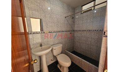 Venta De Casa En Esquina Frente A Parque A Una Cuadra De La Av. Villarreal