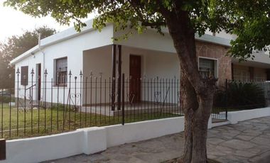 Casa en venta - 2 dormitorios 1 baño - 170mts2  - Villa Carlos Paz