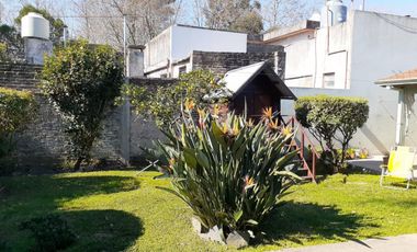casa 3 amb con cochera y fondo en Quilmes cerca de parque de la cerveceria