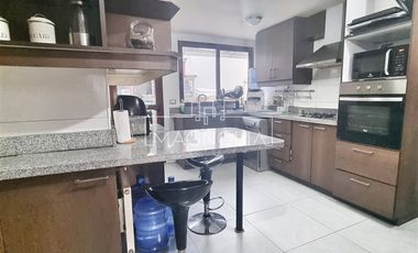 Casa en venta de 4 dorm. en Colina