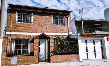 Casa en venta - 3 Dormitorios 2 Baños - Cocheras - 280Mts2 - Fisherton, Rosario, Santa Fe