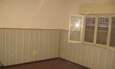 Casa a reciclar sobre amplio terreno - Lote de 8.66x45 - Lanus Oeste