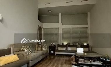 Rumah Posisi Hook Lengkap Dengan Swimming Pool di Sentul City