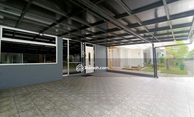 Rumah Posisi Hook Lengkap Dengan Swimming Pool di Sentul City