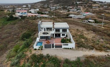 Ballenita, espectacular conjunto multifamiliar moderno con vista al mar.
