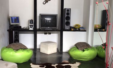 BURZACO:CASA EN EXC ESTADO , ESTILO MODERNO MINIMALISTA, 3 DORMITORIOS, GARAGE, FOND