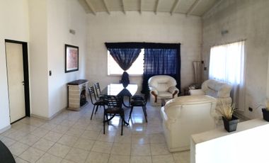 BURZACO:CASA EN EXC ESTADO , ESTILO MODERNO MINIMALISTA, 3 DORMITORIOS, GARAGE, FOND