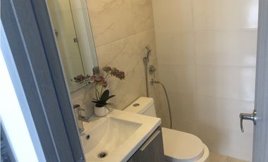 Apartamento en venta en Avenida Balboa vista al mar P.H. The Sands