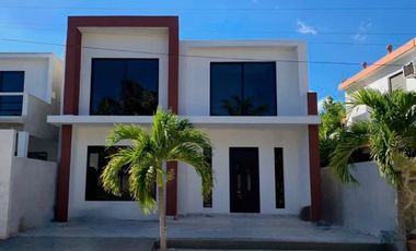 CASA EN VENTA CHICXULUB PUERTO 4 RECAMARAS, 5 BAÑOS  Y PISCINA