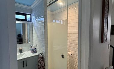 LINDA CASA REMODELADA EN VENTA, 3 HABITACIONES, LAS CONDES
