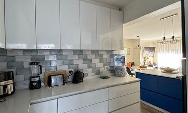 LINDA CASA REMODELADA EN VENTA, 3 HABITACIONES, LAS CONDES
