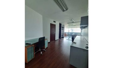 Venta oficina 50 m², cocineta, baño, bodega, cuarto útil, parqueadero