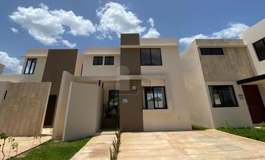 Casa 2 Plantas, 3 recamaras, al norte de Merida, excelente, desarrollo con amenidades