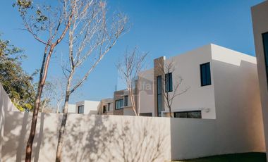 Casa 2 Plantas, 3 recamaras, al norte de Merida, excelente, desarrollo con amenidades