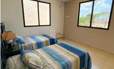 Casa 2 Plantas, 3 recamaras, al norte de Merida, excelente, desarrollo con amenidades