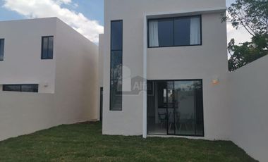 Casa 2 Plantas, 3 recamaras, al norte de Merida, excelente, desarrollo con amenidades