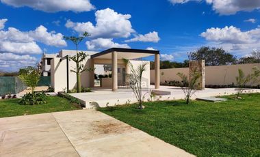 Casa 2 Plantas, 3 recamaras, al norte de Merida, excelente, desarrollo con amenidades