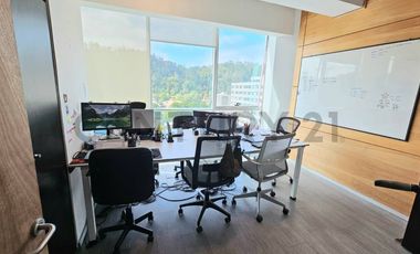 SE ARRIENDA AMPLIA OFICINA CON TERRAZA EN TORRE MÉDICA